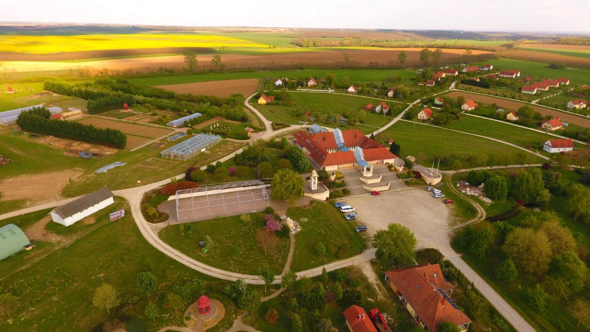 Gurudeva Bhavan Somogyvámos Екстериор снимка